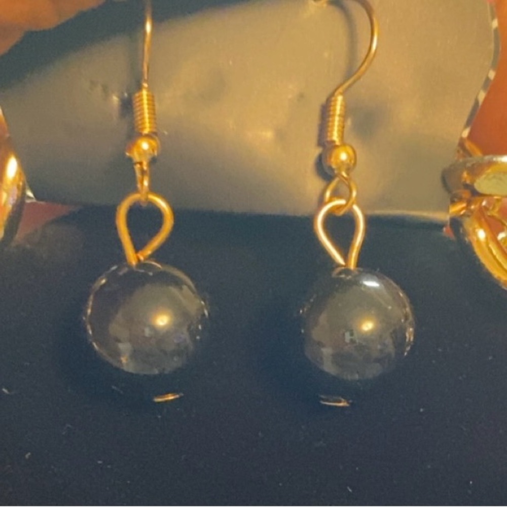 🔥 Gorgeous Gold and Black Necklace w/ matching earrings! - Picture 2 of 2